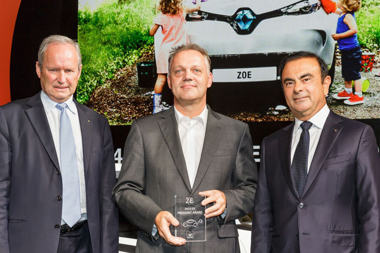 Ausgezeichneter Renault-Elektro-Partner: Vorstand Jérôme Stoll (li.)  und Renault-Chef Carlos Ghosn überreichen Guido Vorndran, Geschäftsführer Autohaus Vorndran in Neustadt a.d. Saale, den Z.E.-Award. (Foto: Renault)