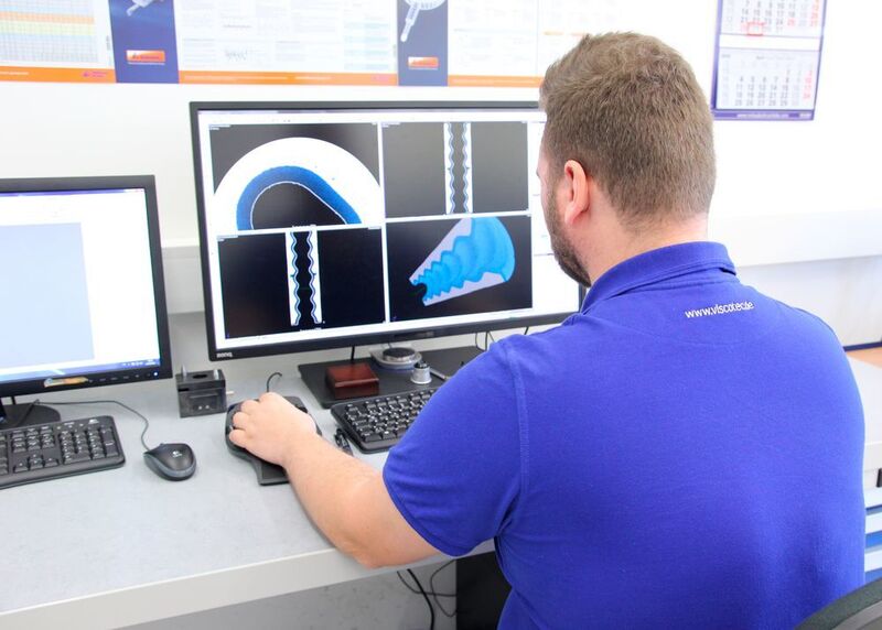 Mitarbeiter der Qualitätssicherung bei der Überprüfung eines Stators eines eco-PEN am Messgerät der Computertomografie. (Bild: Viscotec)