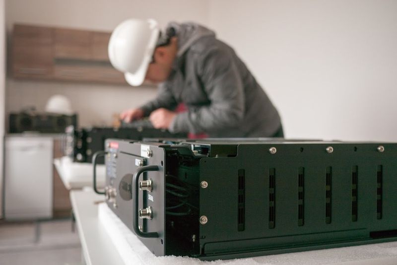 Die Akkus liefern ihre Leistung innerhalb von Sekundenbruchteilen und stellen damit das Regelpotenzial einer konventionellen 50 MW Turbine bereit. (Bild: Wemag)
