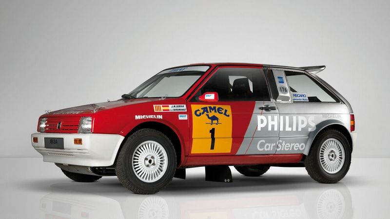 Kaum zu glauben, aber wahr: Dieser Ibiza hat zwei Motoren! Der doppelmotorige „Bimotor“ greift das Antriebkonzept des VW Golf 2 Bimotor auf. In Front und Heck ist jeweils ein Vierzylindermotor mit 140 PS verbaut, der seine Kraft über zwei separate Fünfganggetriebe überträgt. So kann er sowohl mit Front- als auch Heck- sowie Allradantrieb fahren. Seat setzte den Bomotor bei spanischen Rallies ein, konnte dort aber kaum Erfolge erzielen. (Bild: Seat)