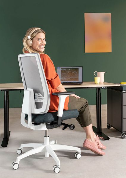 Ausgestattet mit einem punktelastischen Mikro-Taschenfederkern, wie man ihn von der bequemen Boxspringmatratze kennt, gelingt eine angenehme Gewichtsentlastung beim Sitzen, denn unangenehmer Druck auf die Unterseiten der Oberschenkel wird reduziert. (Bild: Dauphin)