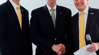 Parker Hannifin, der weltweit führende Hersteller in der Antriebs- und Steuerungstechnologie, hat zum 1. Juli 2016 die Jäger Automobil-Technik GmbH übernommen. Dr. Andreas Jäger (Mitte) übergibt die Leitung an die neuen Geschäftsführer: Künftig zeichnen Joachim Salewski (links) und Thomas Ottawa (rechts) gemeinsam verantwortlich für die „Parker Hannifin Auto-Tech Composites GmbH“. (Parker Hannifin)