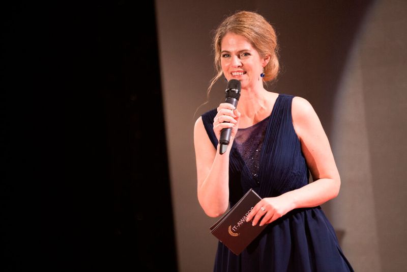 Die charmante Moderatorin Margit Lieverz führt die Gäste durch den Abend und das Programm, als erstes ... (Bild: artful rooms / VIT)