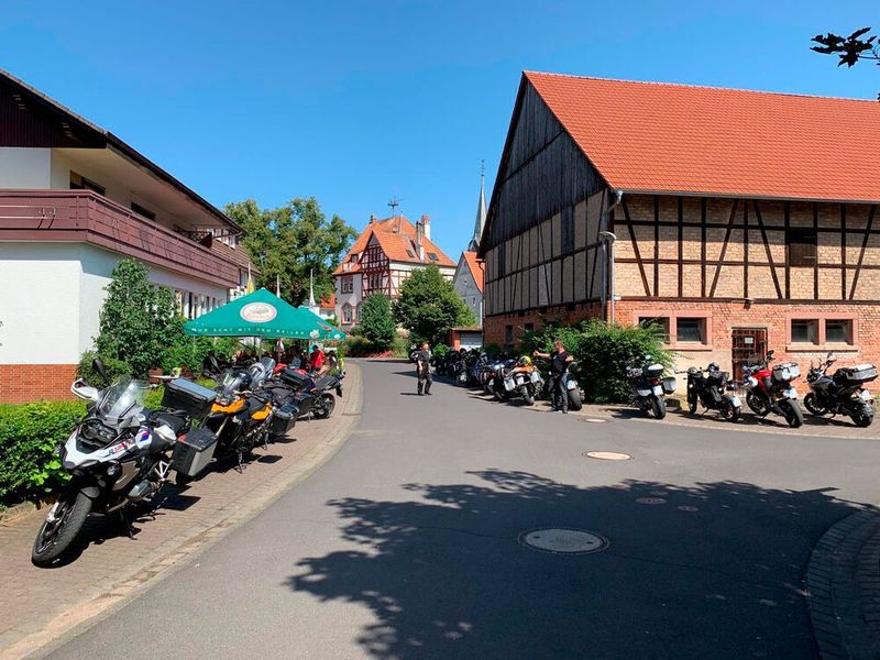 Am Sonntag wurden Vogelsberg und Spessart erkundet, hier das beschauliche Motorrad-Stillleben in Schlitz. (Vogel IT-Medien GmbH)