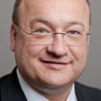 Titel, Name: Dr. Dirk Van Meirvenne Geburtsjahr, -ort:1963 in Sint-Niklaas/Belgien Funktion: Geschäftsführer der Bayer Technology Services GmbH Firma: Bayer AG   Ausbildung: Studium der Polymerchemie an der Universität Gent/Belgien   Berufliche Laufbahn: 1990-1997 Tätigkeit in der Titandioxid-Produktion der Bayer Antwerpen N.V. in Belgien, zuletzt Betriebsleiter 1997-2001 Leiter der Polycarbonat-Produktion in Antwerpen bei Bayer 2001-2002 Werksleiter bei Bayer in Map Ta Phat/Thailand 2002-2004 Leiter Global Operating Polycarbonat bei Bayer Polymers in Krefeld-Uerdingen 2004 globaler Leiter der Produktion und Technologie in der Business Unit Polycarbonat der Bayer MaterialScence AG Seit 2007 globaler Leiter Produktion und Technologie Isocyanate bei Bayer MaterialScience in Leverkusen, unter anderem verantwortlich für den Aufbau der MDI- und TDI-Anlagen in Caojing bei Shanghai/China Seit 2010 Geschäftsführer der Bayer Technology Services GmbH  Familienstand: verheiratet, drei Kinder  (Bild: Bayer)