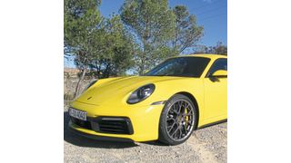 Der neue Porsche 911 Carrera ist in vielen Punkten noch ein bisschen besser als sein vermeintlich perfekter Vorgänger. Vor allem aber ist er breiter und stämmiger geworden. Das gab’s vor vielen Jahren beim Elfer schon einmal. Und auch sonst zitiert der Neue in Sachen Design gerne seinen Ahnen. (Bild: Dominsky)