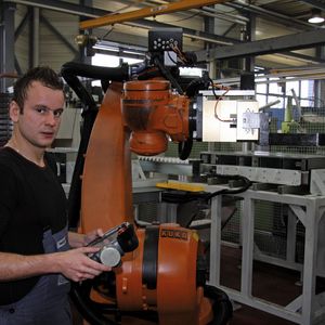 Ein Kuka-Knickarmroboter sorgt für die Be- und Entladung. Die Programmierung hat das Unternehmen mittlerweile sehr gut im Griff, wie Verzahnungsmeister Daniel Jöri gegenüber dem SMM betont. 