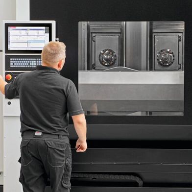 Dank zwei Spindeln mit unabhängigen Dreiachs-Einheiten wird die BF 12-21D auch Produktionslinien mit hohen Fertigungsvolumina gerecht. (Bild: Schwäbische Werkzeugmaschinen GmbH)