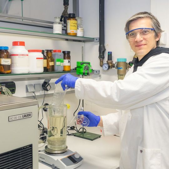 Dr. Christian Sonnendecker und sein Team entdeckten ein Enzym, das PET-Kunststoff in Rekordgeschwindigkeit abbaut. Dr. Christian Sonnendecker und sein Team entdeckten ein Enzym, das PET-Kunststoff in Rekordgeschwindigkeit abbaut.
