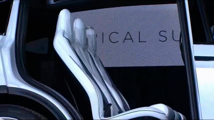 Wir dagegen haben uns bei der Konstruktion Gedanken gemacht und viele Ideen reingesteckt, um schöne und praktische Sitze zu erhalten.  (Tesla)