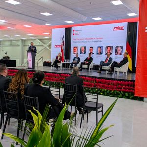 Im Rahmen einer moderierten Podiumsdiskussion tauschten sich Vertreterinnen und Vertreter aus der Industrie über Perspektiven und die strategische Bedeutung Costa Ricas aus.(Bild:  Zollner AG)