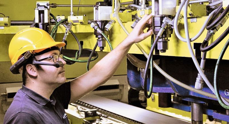 Mit einer Datenbrille können Betreiber Probleme unter Anleitung von Service-Experten oft selbst beheben.  (Bild: Schuler)