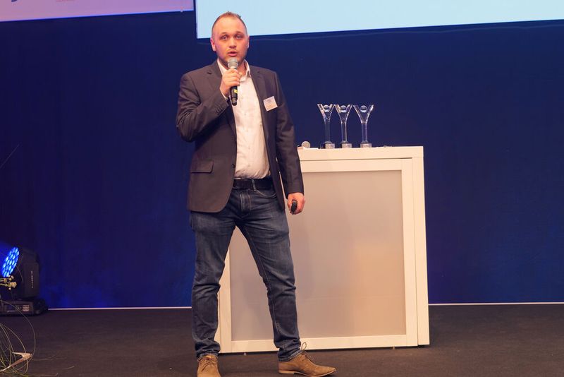 Zu Beginn der Veranstaltung durfte jedes der drei für den Autoberufe-Award nominierten Autohäuser sich kurz vorstellen. Philip Hanuschke, Ausbildungsverantwortlicher beim Autohaus Albertsmeyer, erläuterte Besonderheiten in Sachen Ausbildung bei seinem Arbeitgeber. (Bild: Schmidt/autoFACHMANN)