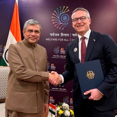 Zum Wohle aller! Von links: Der indische Digitalminister Ashwini Vaishnaw und der bundesdeutsche Kollege Karsten Wildberger von der CDU beglückwünschen sich zum heute geschlossenen KI-Pakt, der beiden Ländern Vorteile bringen soll ... (Bild: dpa / R. Ratzsch)