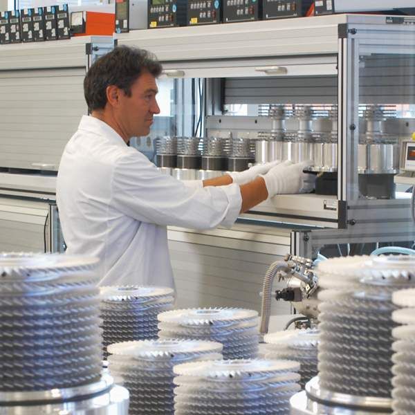 Fertigung von bei Turbomolukularpumpen bei Oerlikon Leybold Vacuum. Bild: Oerlikon Leybold Vacuum (Archiv: Vogel Business Media)
