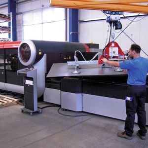 Das Vakuumhebegerät mit einer Traglast von 500 kg erleichtert den Bedienern die Arbeit.  Bild: Aero-Lift