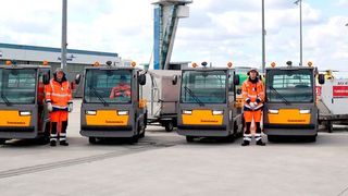 Der Nürnberg Airport ist der erste Flughafen mit einer kompletten E-Schlepper-Flotte. Gefahren wird mit 100 % Ökostrom. (Jungheinrich)