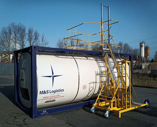 Durch den lateralen (seitlichen) Aufstieg kann die Leiter auch auf engem Raum parallel am Transportfahrzeug entlang bewegt werden.(Bild:  Triax)