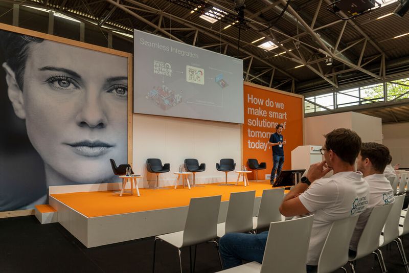 Paessler nutzte die Automatica, um seinen OPC UA Server zu präsentieren – unter anderem in einem Vortrag auf einer der verschiedenen Bühnen der Messe. Der Server gilt als Ergänzung zur IT-Monitoring-Lösung PRTG, die inzwischen auch Industrieprotokolle und -methoden wie Modbus, OPC UA oder MQTT unterstützt. Unternehmen sollen auf diese Weise auch Maschinen und Systeme aus dem OT-Umfeld in ein übergeordnetes Monitoring einbinden können. Der Server fungiert dabei als Vermittler zwischen Monitoring-Lösung und dem SCADA-System beziehungsweise dem Leitstand. (Bild: Vogel Communications Group)