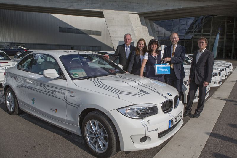 Start in Leipzig: Im Projekt LangstreckE wurden im BMW Werk in Leipzig 15 BMW ActiveE an Privatnutzer übergeben. V. l. n. r.: Manfred Erlacher (Leiter BMW Werk Leipzig), Tanja Mücke (Privatnutzerin), Cathleen Klötzing (SAENA), Dr. Winfried Damm (Stadtwerke Leipzig), Thomas Franke (TU Chemnitz). (Bild: BMW)