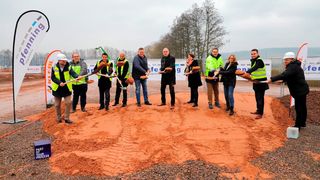 Spatenstich für Pfenning Logistics. Von links: Johannes Klebl (Klebl), Torsten Radszuweit und Rana Matthias Nag (Pfenning Logistics), Friedbert Herbst (Herbst Frischelogistik), Marcus Weber (Beisheim Bebra), Wilfried Hagemann, Bürgermeister von Ludwigsau, Gaby Symonds und Björn Stammer (Nestlé Deutschland), Nadine Banach (Hessische Landesgesellschaft), Martin Königstein (Pfenning Logistics) und Roland Kraus von Klebl, in Mecklar.  (Bild: Pfenning Logistics)