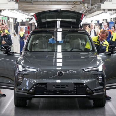 Volvo-Chef Hakan Samuelsson (r.) war beim Produktionsstart in Torslanda dabei. (Bild: Volvo)