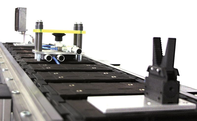 La surface de montage plane de la chaîne de convoyage intelligente peut accueillir des postes d’usinage et des outils très variés, dont des grappins, des ventouses, des capteurs ou des caméras. (Igus GmbH, Köln) (Archiv: Vogel Business Media)