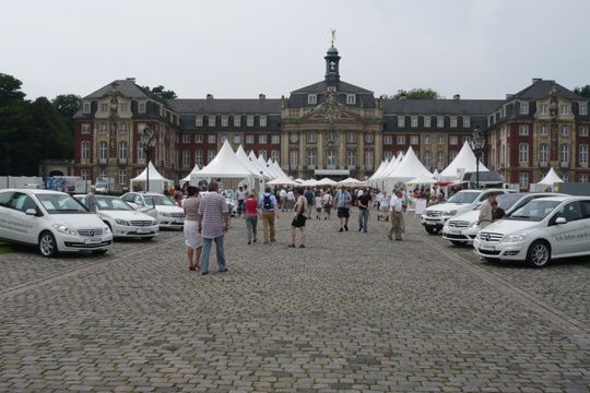 Autos als Rahmenprogramm: Die Gourmetveranstaltung „Münster verwöhnt“ lockte auch 2009 viele Besucher zum Schloss Münster. (Archiv: Vogel Business Media)