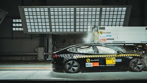 Wer am Stauende auf einen Lkw auffährt, hat wenig Überlebenschancen. (Bild: ADAC)