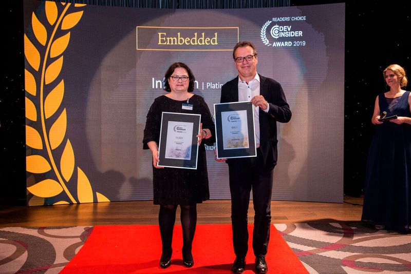 Für den Bereich Embedded ist Heinz Egger von Linutronix vor Ort, um Gold entgegenzunehmen, Flexera holt Silber und wird von Louise Stebbings vertreten. (Bild: artful rooms / VIT)