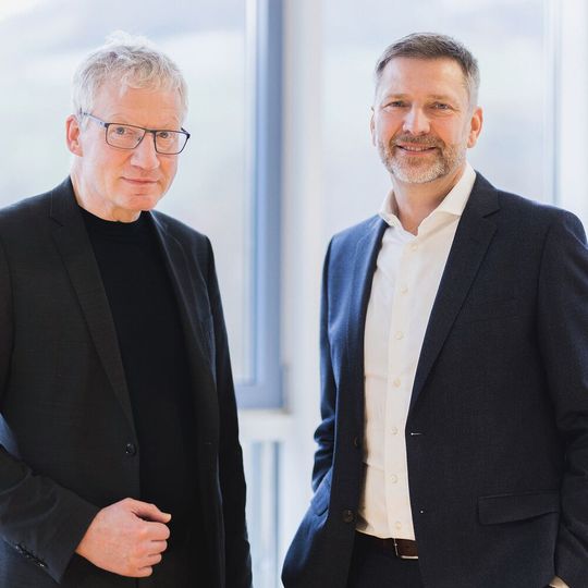 Heribert Rohrbeck (links), CEO der Bürkert-Gruppe, und sein Nachfolger, Georg Stawowy, der ab April 2023 die Leitung des international agierenden Fluidikspezialisten übernehmen wird. Heribert Rohrbeck (links), CEO der Bürkert-Gruppe, und sein Nachfolger, Georg Stawowy, der ab April 2023 die Leitung des international agierenden Fluidikspezialisten übernehmen wird.