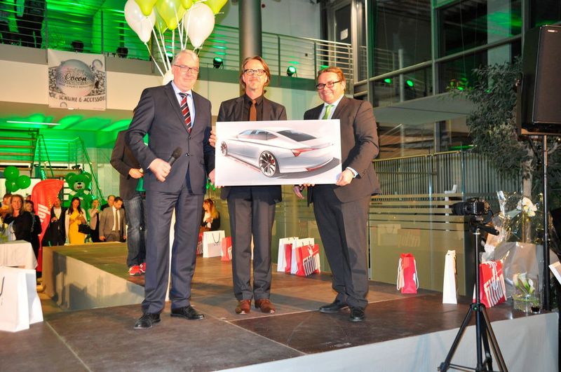 Skoda ist eine dynamische Marke und soll es bleiben. Das verdeutlichten Vertreter von Skoda Auto Deutschland und Patrick Jacobs anhand einer Designskizze. (Jacobs-Gruppe)