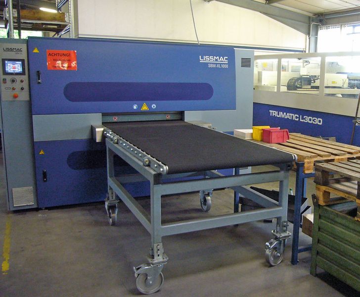 30 bis 40 t geschnittene Stahlteile mit einer Dicke zwischen 10 und 20 mm entgratet, verrundet oder oberflächenbehandelt die Lissmac-Anlage im Monat. (Bild: Lissmac)