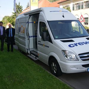 Das „Crew Car“ zu Besuch bei Vogel IT-Medien in Augsburg; links: der Chef Uwe Kramer; Bild: Sarah Meier
