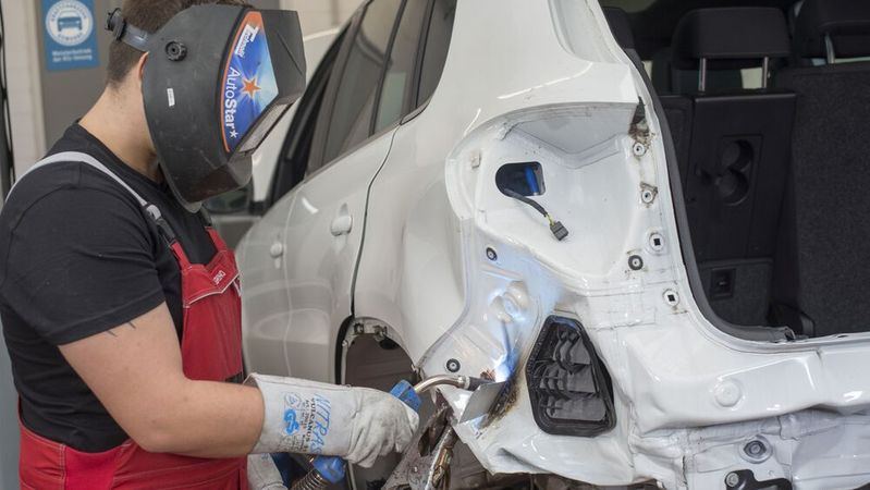 Autoreparaturen sind teurer geworden – auch weil die Kosten für Ersatzteile gestiegen sind. Das macht den Kfz-Versicherern zu schaffen.(Bild:  A. Fenqler)