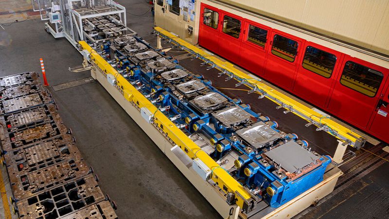 Großserienfertigung: Im Bereich Metallumformung produziert Craemer mit Folgeverbund- oder Transferwerkzeugen (im Bild) auf Pressen mit Tischlängen von bis zu acht Metern. (Bild: Craemer Gruppe)