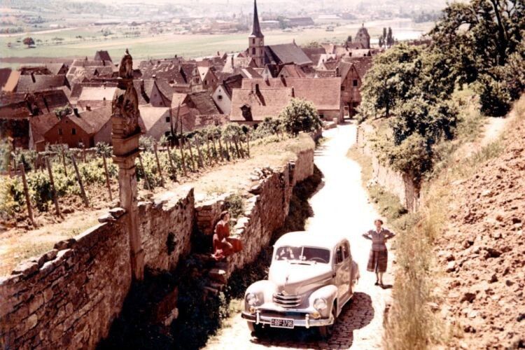 Wenige Jahre zuvor zog man mit Opel Blitz und Blitzkrieg noch in alle Welt hinaus. Nun stehen Postkartenidylle und Wohlstands-Kapitän für ein ganz anderes Bild Deutschlands. (Foto. Opel)