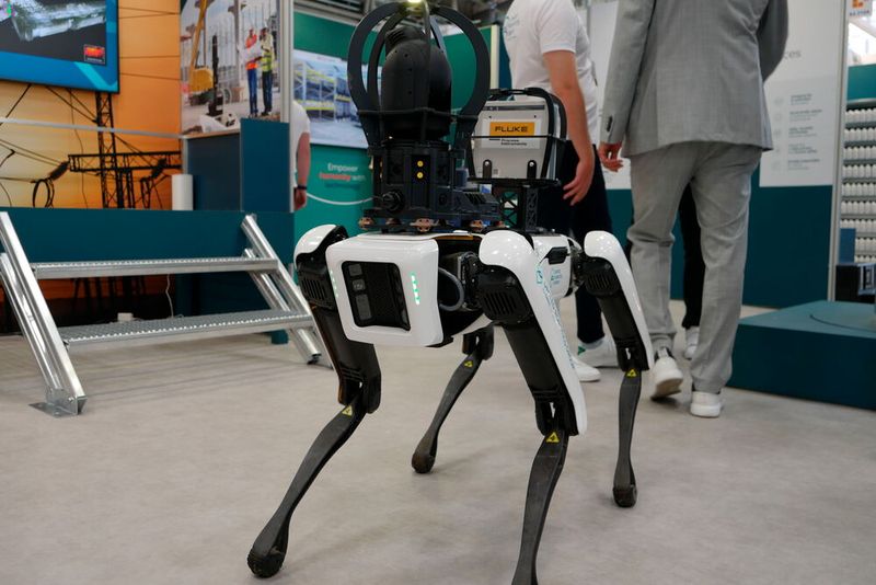 Auch Spot von Boston Dynamics kann für die Überwachung von Firmengeländen und Anlagen eingesetzt werden.  (Bild: Sandro Kipar/VCG)