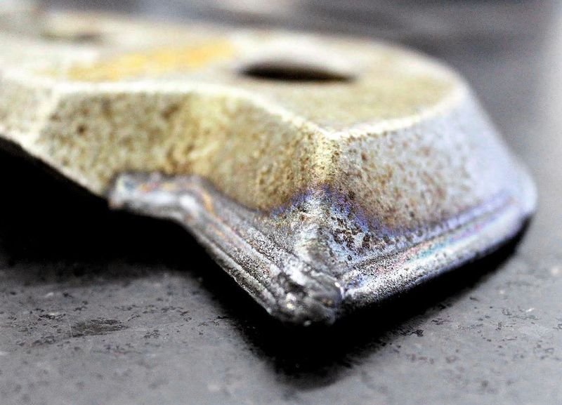 Die hochbeanspruchten Schneiden dieses Hackmessers für die Holzindustrie werden wieder durch neue harte und verschleißfeste Funktionsschichten verstärkt. (Archiv: Vogel Business Media)