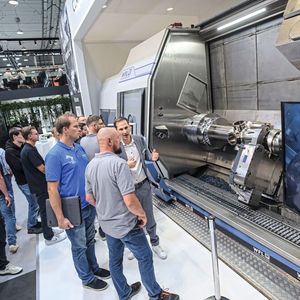 Das neue Dreh-Bohr-Fräszentrum «M70 Millturn» von WFL Millturn Technologies stiess auf reges Interesse.(Bild:  Thomas Wagner / Messe Stuttgart)