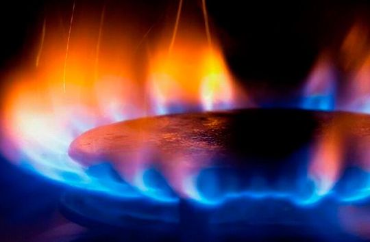 Das Statistische Bundesamt hat sich mal den Energiebedarf der deutschen Industrie angeschaut. Erfreulich ist, das er sinkt. Der Grund ist aber weniger erfreulich. Auch kam heraus, dass Erdgas noch der Energieträger Nummer eins ist.(Bild:  Prschtinos)