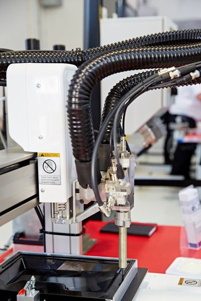 Dieser als Konzept vorgestellte Tischroboter kann eine Einstiegslösung für automatisierte Klebeprozesse an kleineren Bauteilen sein. Er arbeite präzise und sehr produktiv.  Außerdem lässt er sich mit allen Auftragsarten von SCA kombinieren, wie es heißt. (Bild: SCA)