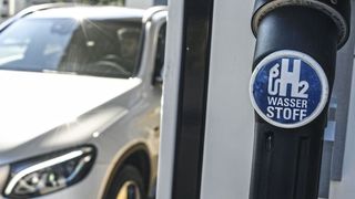 Wasserstoff ist der Energieträger für die Brennstoffzelle. Damit die möglichst günstig wird, sind neue Katalysator-Materialien neben Platin in der Erprobung. (Daimler)