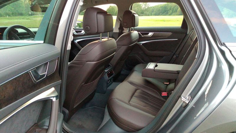 Licht wieder an: Der Sitzkomfort in der zweiten Reihe ist hoch, auch große Menschen haben genug Kopf- und Beinfreiheit. (Bild: Thomas Günnel/Automobil Industrie)