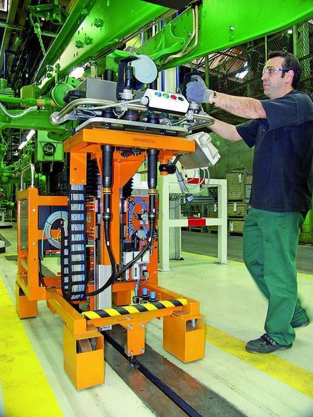 Bild 4: Bei der Montage schweben die Traktorchassis an Hängebahnen. Das Schraubsystem wird von unten an die Fahrzeuge herangeführt. Bilder: Atlas Copco (Archiv: Vogel Business Media)