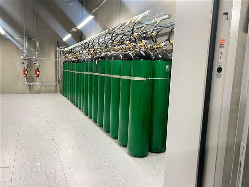 Der Brandschutz ist redundant ausgelegt: Löschsysteme und Sensorik sind mehrfach vorhanden, um möglichst hohe Betriebssicherheit zu gewährleisten. (Bild: Paula Breukel)