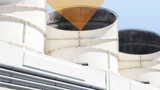 Legionellen-Hotspot Kühlturm: Das modulare Mehrkanalmessgerät Jumo Aquis Touch eignet sich optimal zum Einsatz in Verdunstungskühlanlagen. (Legio-Water; ©bluecmu - stock.adobe.com)