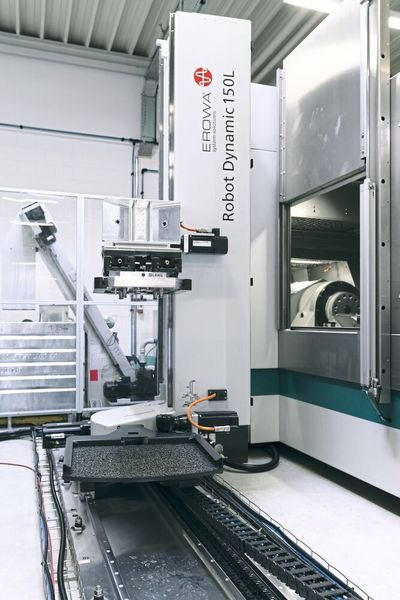Hochproduktive Fertigungszelle: das schlanke, flexible und äusserst benutzerfreundliche Beladegerät. (Helfenstein Mechanik AG)