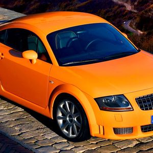 Die positive Resonanz bei den Besuchern und den Motorzeitschrift-Journalisten führte bei Audi zu dem Entschluss, die Studie TT Coupé  zu bauen – mit nur geringen Design-Änderungen. Von 1998 bis 2006 entstanden circa 276.500 Fahrzeuge der ersten Generation.(Bild:  Audi AG)