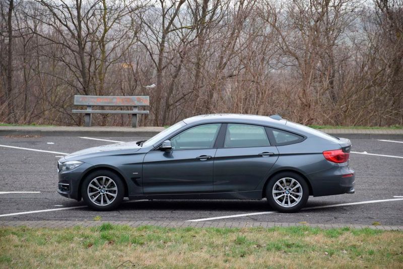 Mit 3,82 Metern Länge lässt der BMW 330i GT die Mittelklasse schon hinter sich.  (Rosenow / »kfz-betrieb«)